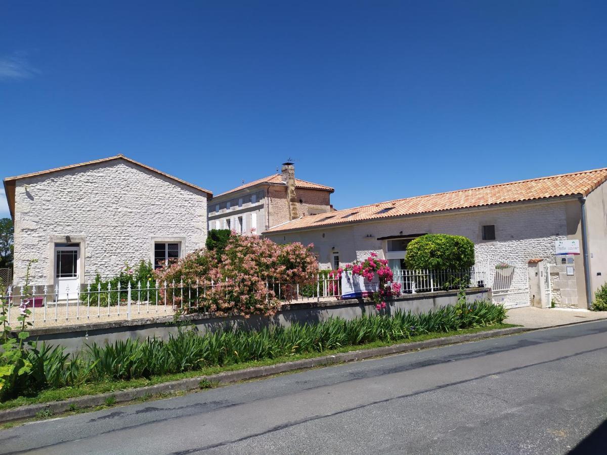 Les Gites Du Vigneron Et Cd'H Saint-Seurin-de-Palenne Exterior foto